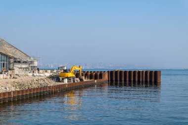 Şantiyede ekskavatör