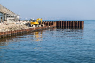 Şantiyede ekskavatör