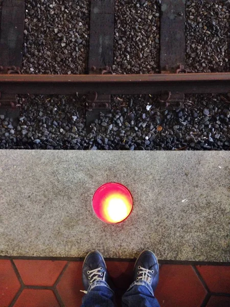 Em pé na estação de trem — Fotografia de Stock