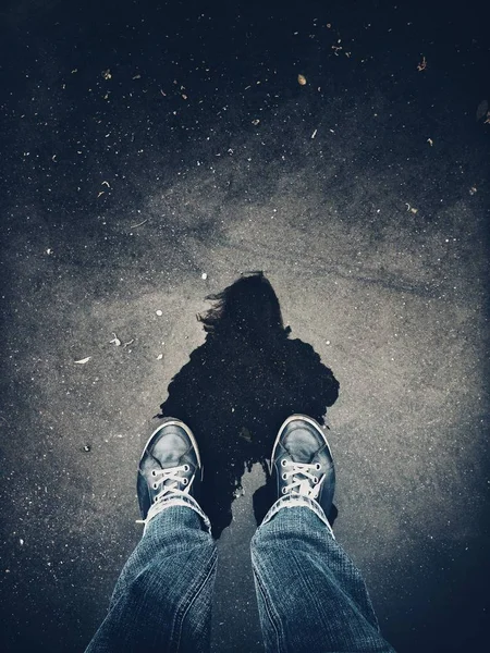 Bir su birikintisine ayakta