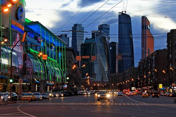 Kvällen scen av moderna Moscow City — Stockfoto