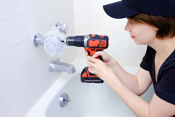 Bir duş ya da banyo temizlik kadın