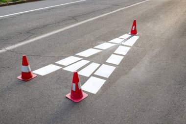 Yolda beyaz işareti