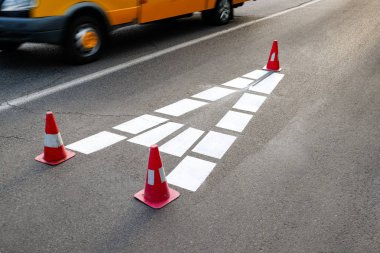 Yolda beyaz işareti