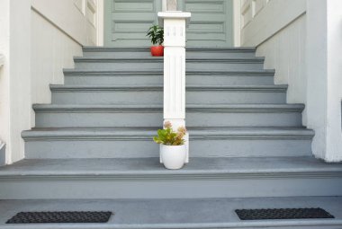 Ahşap merdivenlerinde tencerede çiçekler