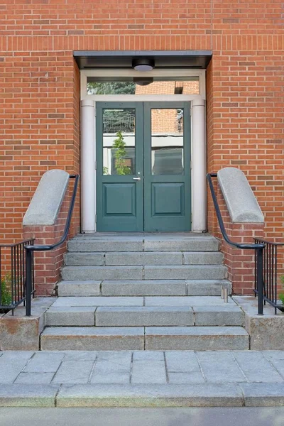 Kırmızı tuğla duvar yeşil ahşap kapı