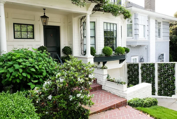 Ahşap merdivenlerinde tencerede çiçekler