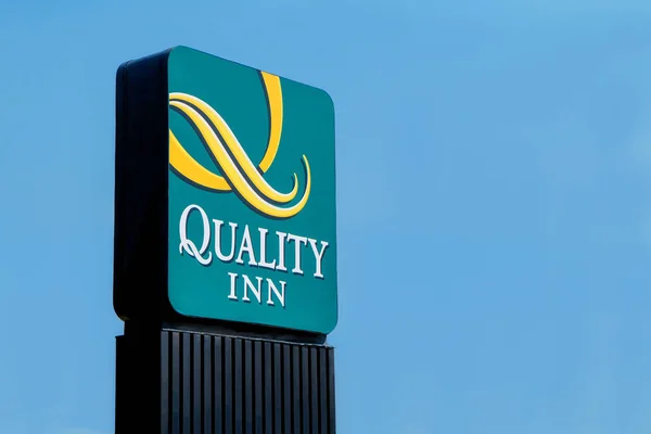 Logotipo do Quality Inn Hotel and Suites em Denver, Colorado . — Fotografia de Stock