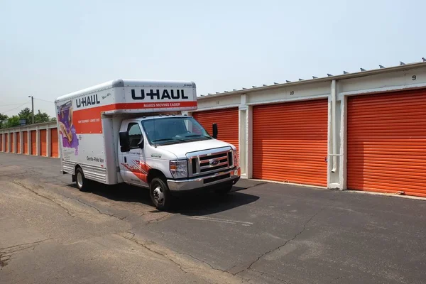 U-Haul truck parked at a public storage — Stock Photo, Image