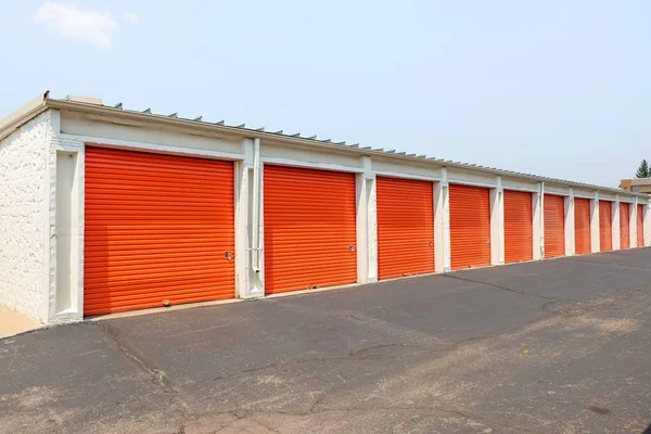 Fila di porte in metallo arancioni di un deposito pubblico — Foto Stock