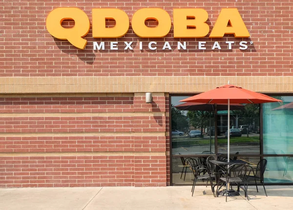 Qdoba Mexican Grill exterior and logo. — Stock Photo, Image