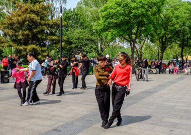 İnsanlar bir parkta dans. Taoranting Park Çin bir şehir park inbeijing olduğunu.