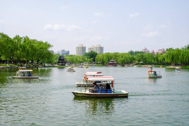 İnsanlar bir parkta. Taoranting Park Pekin, Çin'de bulunan bir büyük şehir parkıdır.