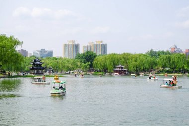 İnsanlar bir parkta. Taoranting Park Pekin, Çin'de bulunan bir büyük şehir parkıdır.