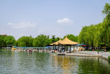 İnsanlar bir parkta. Taoranting Park Pekin, Çin'de bulunan bir büyük şehir parkıdır.