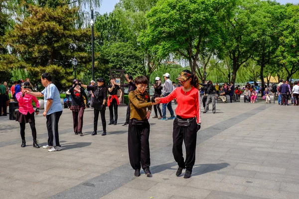 Gente bailando en un parque. Taoranting Park es un parque de la ciudad en Beijing, China . — Foto de Stock