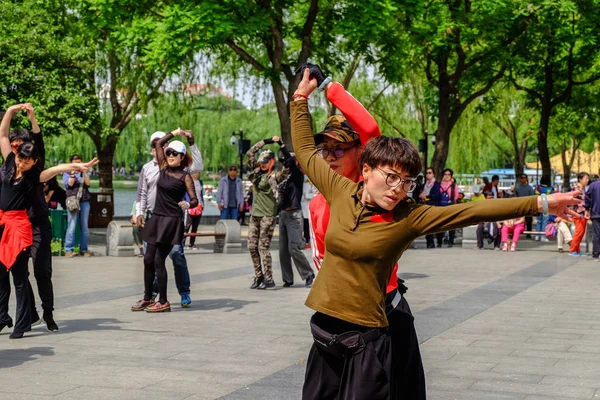 Gente bailando en un parque. Taoranting Park es un parque de la ciudad en Beijing, China . — Foto de Stock