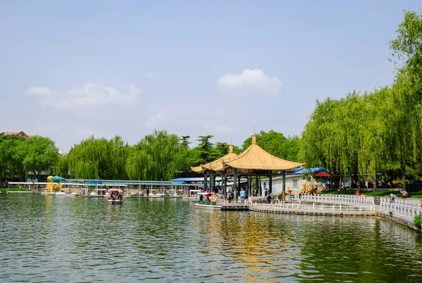Des gens dans un parc. Taoranting Park est un grand parc urbain situé à Pékin, en Chine . Images De Stock Libres De Droits