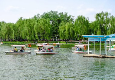 İnsanlar bir parkta. Taoranting Park Pekin, Çin'de bulunan bir büyük şehir parkıdır.