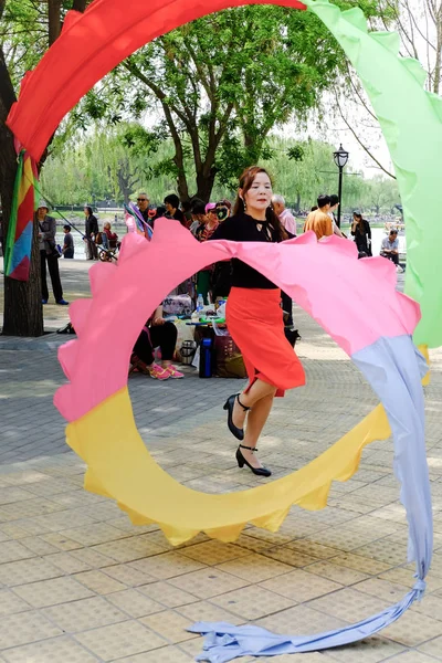 Danza de seda tradicional china en un parque . — Foto de Stock