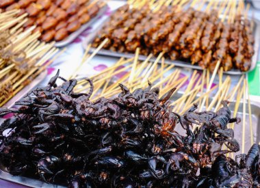 Çin 'de bir sokak pazarında kızarmış böcekler.