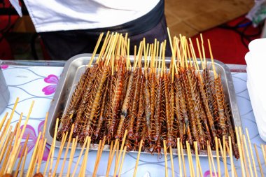 Çin 'de bir sokak pazarında kızarmış böcekler.