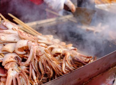 Çin 'de bir sokak pazarında kızarmış kalamar.