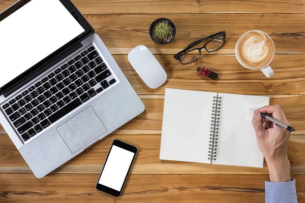 Jonge business man handen met pen schrijven lederen laptop — Stockfoto