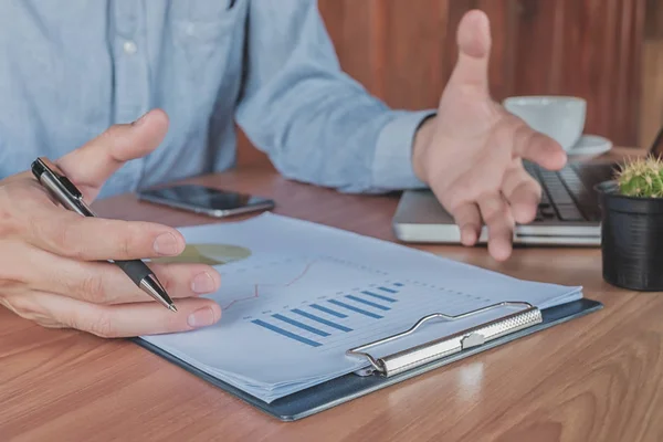 Ein Mann diskutiert die Analysetabellen — Stockfoto