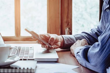 Çalışma ve akıllı telefon kullanarak iş adamı