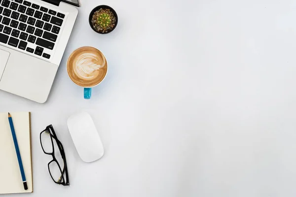 Espaço de trabalho moderno do escritório branco — Fotografia de Stock