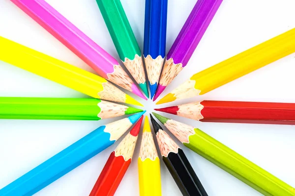 Beyaz arkaplanda renkli kalemler