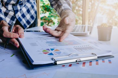 İşadamı analizi grafikleri tartışıyor