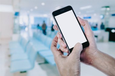 Adam akıllı telefon tutan eller