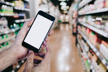 Adam akıllı telefon tutan eller 