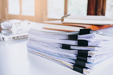 İş rapor kağıt dosya yığını