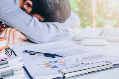 Analiz grafik veya grafik ve yorgun işadamı kadar yakın