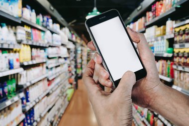 Adam akıllı telefon ile boş perde tutan eller