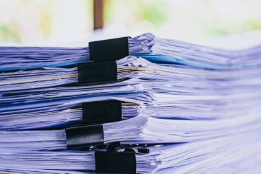 Modern beyaz ofis masasında iş rapor kağıt dosya yığını
