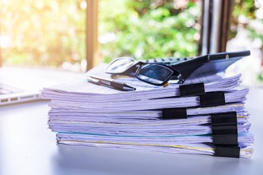 Modern beyaz ofis masasında iş rapor kağıt dosya yığını