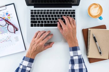 Dizüstü bilgisayar üzerinde çalışan iş adamı eller