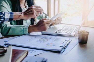 tablet bilgisayar kullanarak iş takım