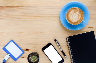 Ofis resepsiyon masası ile deri defter, boş ekran akıllı telefon