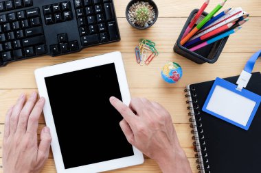 Boş ekran tablet tutan Bussinessman el