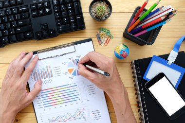 Finansal verilerle çalışma iş adamı eller