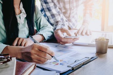 İki arkadaşları veri tartışıyor