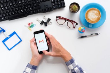 Chiangmai, Tayland -24 Ocak 2017:IPhone 6s'te gösterilen Gmail uygulamasının ekran görüntüsüne el tutan bir adam. Gmail, Google tarafından sağlanan ücretsiz bir e-posta hizmetidir