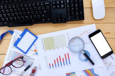 Ofis resepsiyon masası ile akıllı telefon