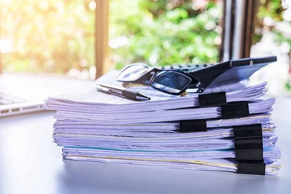 Pile du fichier des entreprises rapport papier sur un bureau blanc moderne — Photo