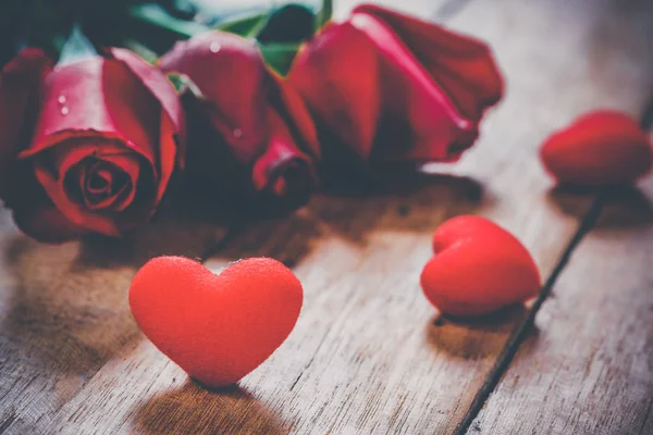 Piros szív és a rózsa a fa tábla. — Stock Fotó